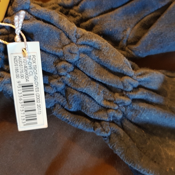 Oroton suede gloves - Picture 2 of 3